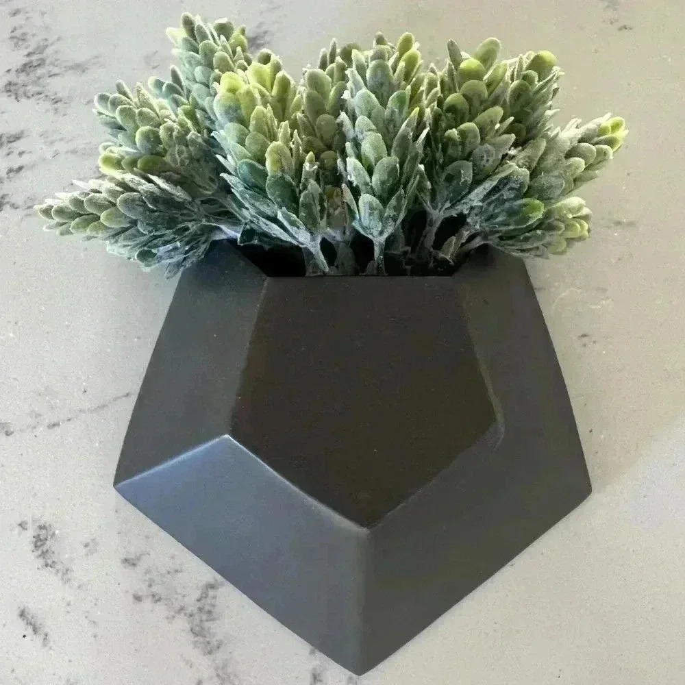 Wall metal decor with faux pineapple grass